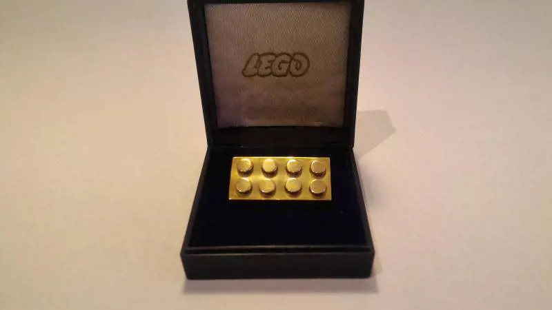 Le aste più strambe? Lego d'oro e polvere lunare