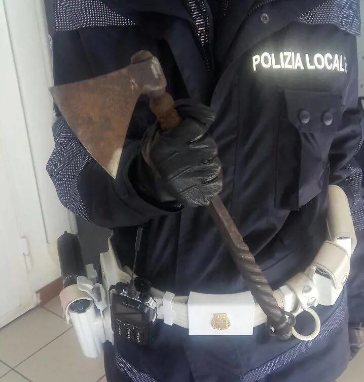 Un 59enne per strada con un'ascia. Bloccato dai vigili di quartiere