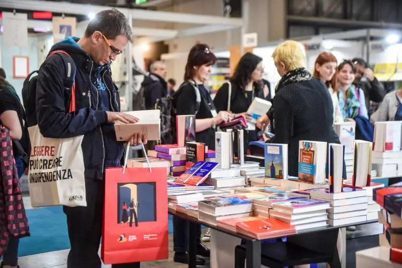 Basta con le tribù (snob) del libro