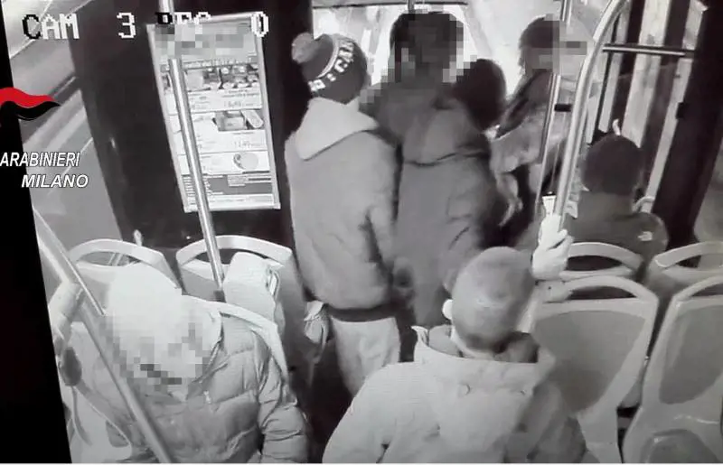 Lite sul bus, accoltella un ragazzino
