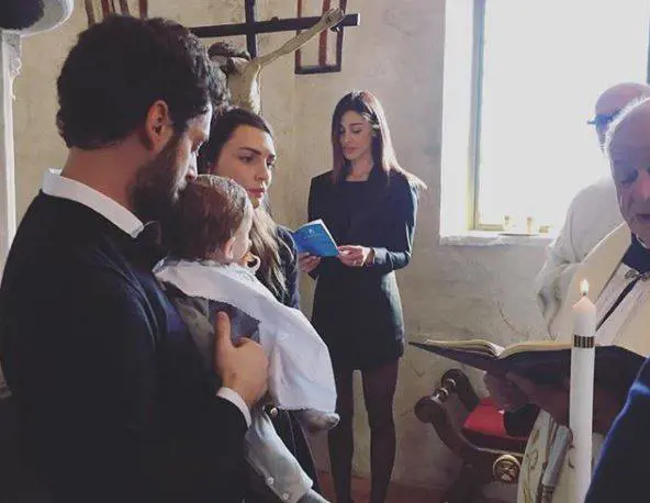 Belen e le critiche per la gonna corta al battesimo