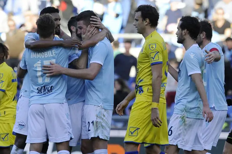 Serie A, la Lazio spazza via il Chievo e si prende il terzo posto. La Samp batte la Fiorentina