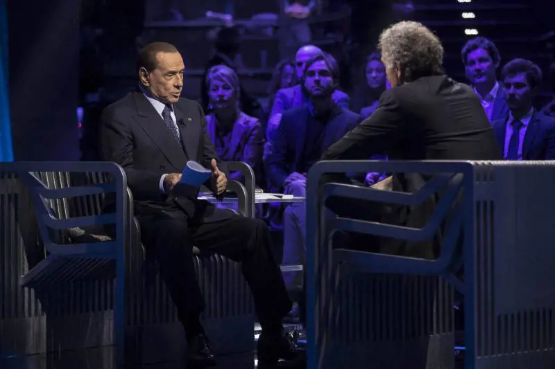 Berlusconi: mi fan schifo i politici di professione