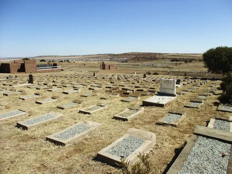 Incinta al nono mese muore e "partorisce" bimbo nella bara