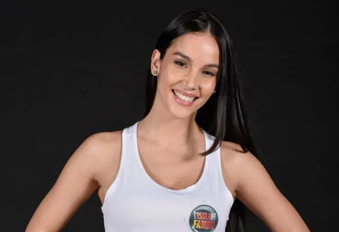 Isola dei Famosi, ecco cosa è successo veramente a Paola Di Benedetto. Parla il papà