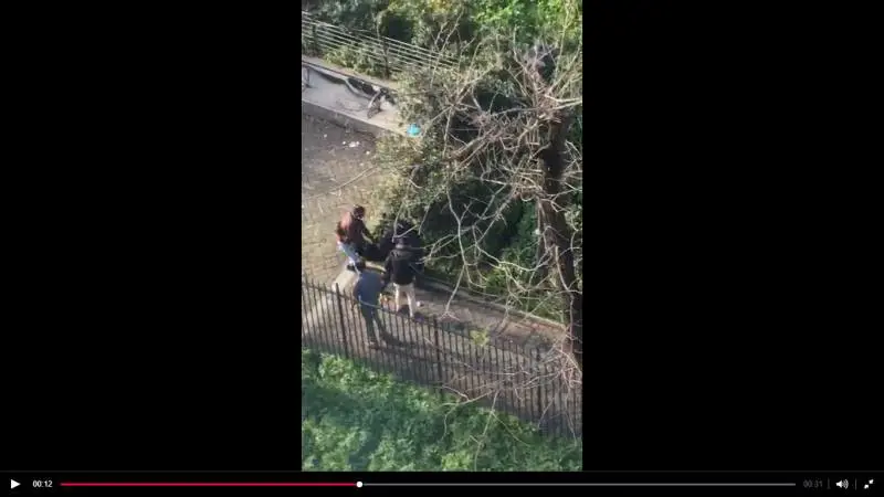 Roma, lo aggrediscono in 4 per rubargli il cellulare