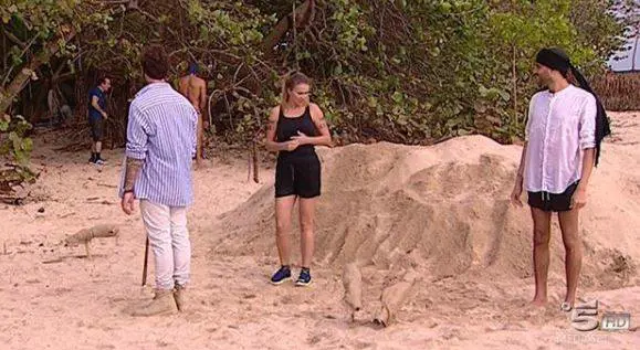 Isola dei Famosi, Giucas e Amaurys fanno i bisogni in diretta