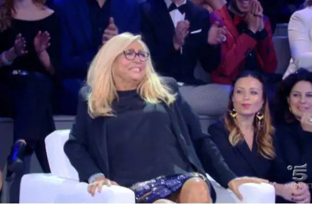 Isola dei Famosi, piccolo incidente per Mara Venier. L'opinionista si contorce dal dolore
