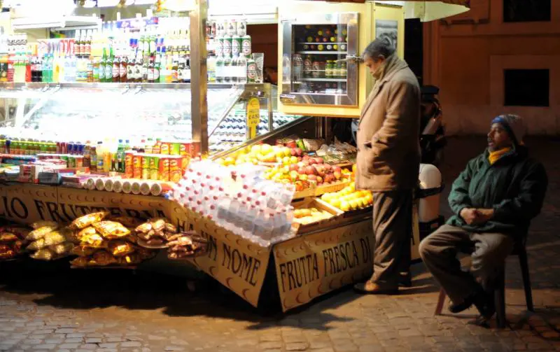 Piccoli, sempre aperti e bengalesi I minimarket «lavatrici» perfette
