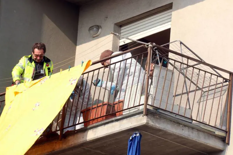 Uccide con un'ascia la moglie e un bimbo: preso