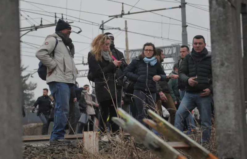 Perquisizioni a Trenord e Rfi dopo il treno deragliato a Pioltello