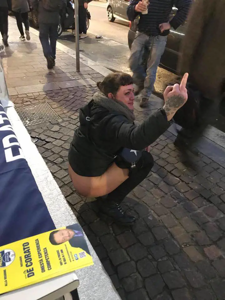 Ci mancava solo la pipì "antifascista"