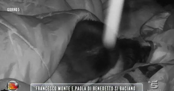 Isola dei Famosi, Francesco e Paola si sono baciati