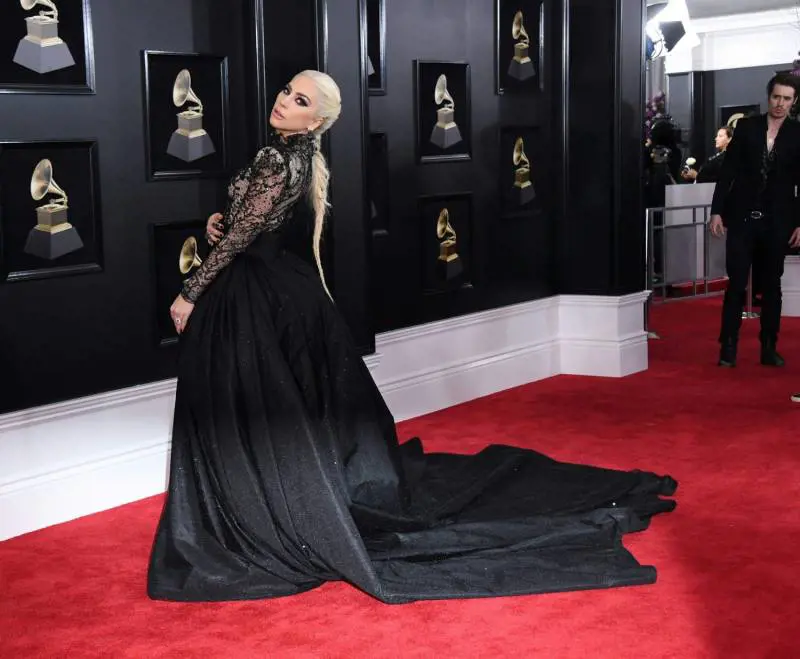 Grammy Awards 2018, una rosa bianca come accessorio
