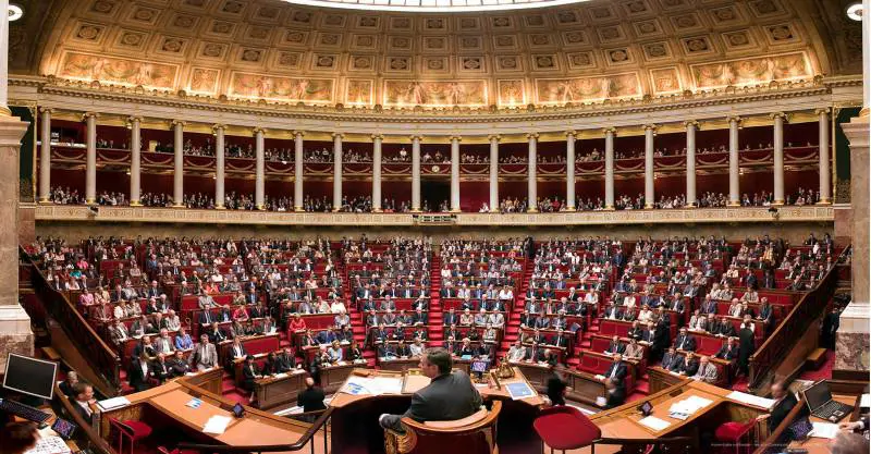 Nella Francia di Macron ora è vietato ostentare simboli religiosi in Parlamento