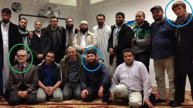 Trento, l'imam in foto con due jihadisti Isis