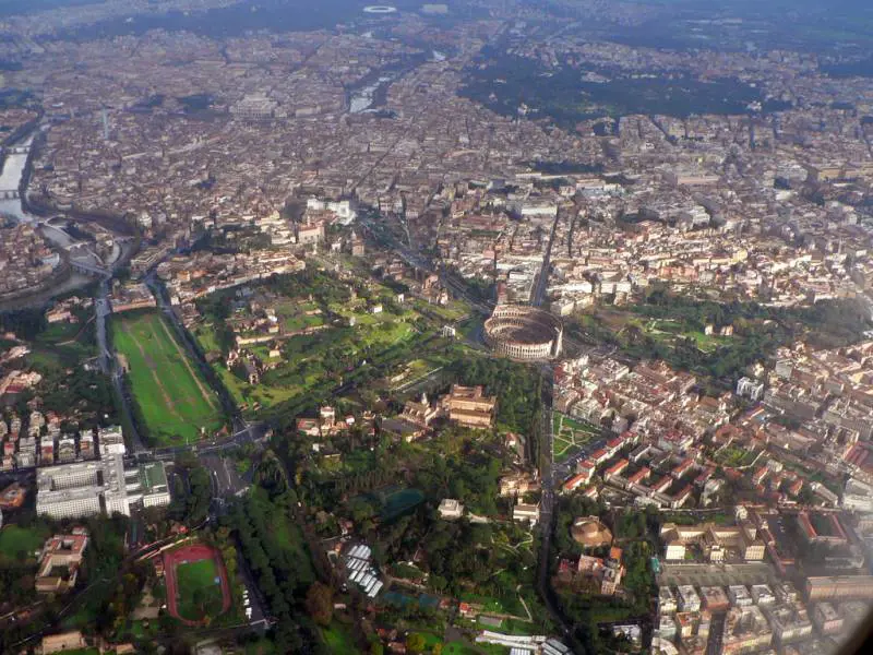 Roma, giallo della moria di storni: "Decine di uccelli morti a terra"