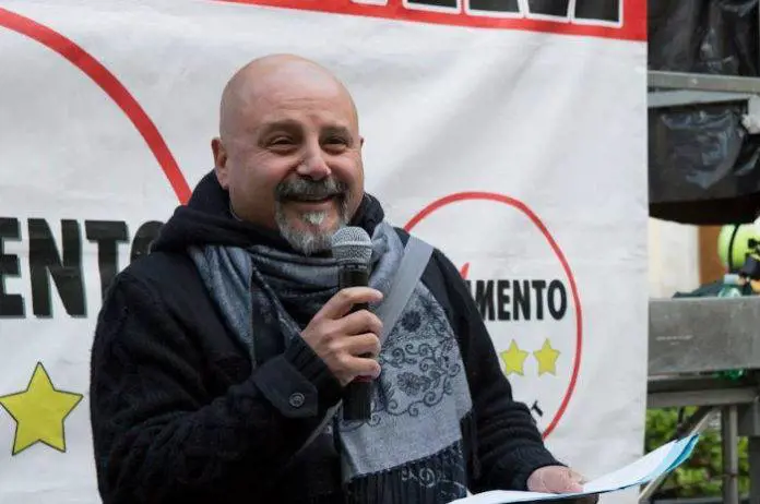Il grillino ora chiama le sardine: "Uniamoci contro Salvini"