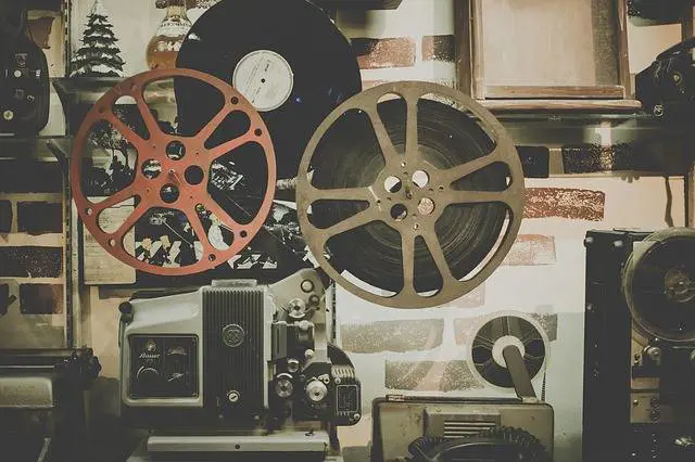 Chiude l'ultimo cinema porno a Parigi: colpa del web