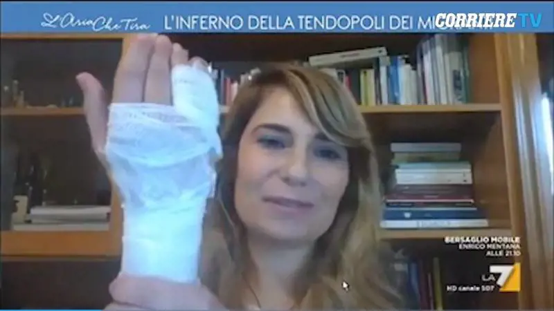 Giornalista di La7 aggredita nel centro di Rosarno: "Migrante mi ha inseguita con un martello"