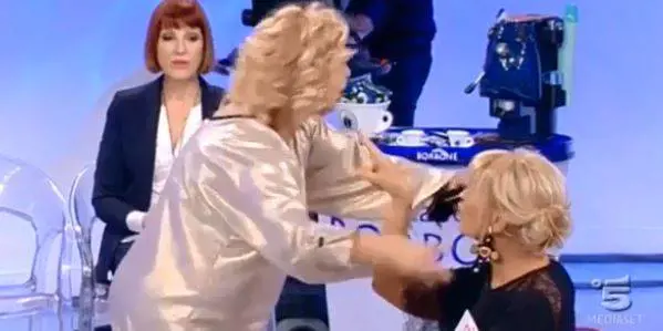 Uomini e Donne, Tina e Gemma vanno (quasi) alle mani: "Ti strozzo, gallina"