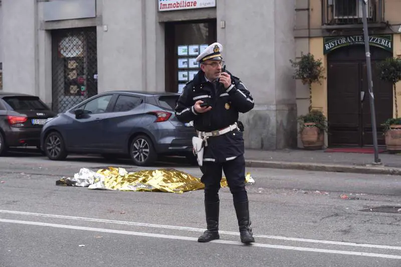 Investita e trascinata per 300 metri da un pirata