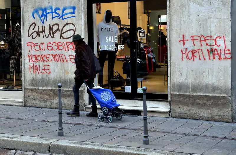 Gli anarchici in corteo non autorizzato. Imbrattato il centro: "W Acca Larentia"