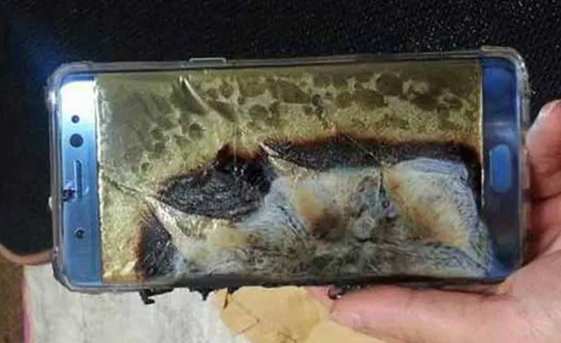 Esplode telefono in carica, 12enne perde un dito e la vista da un occhio