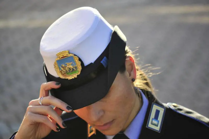 Venezia, vietata biancheria intima osè per le vigilesse in servizio