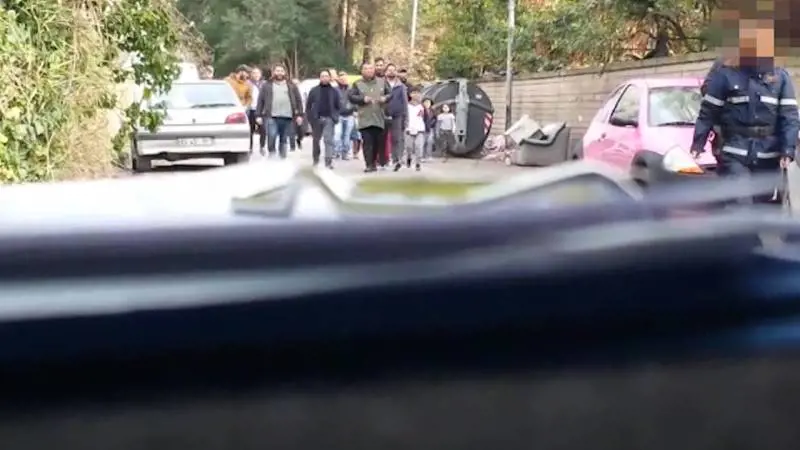 I vigili li multano. E i rom cacciano la pattuglia dal campo