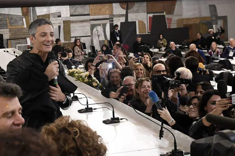 Sanremo, la scaletta di stasera E Fiorello scherza sulla Pausini