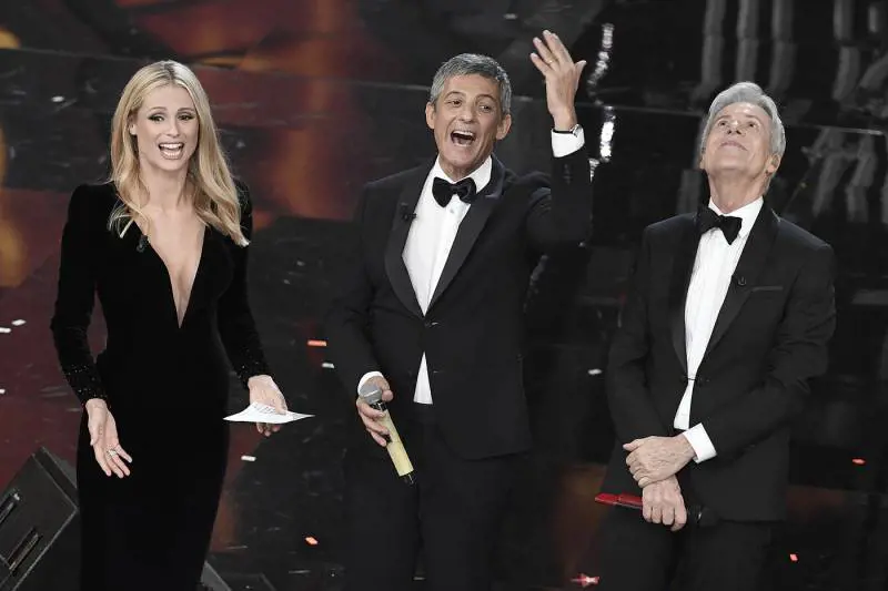 Sanremo, un intruso sul palco Poi Fiorello scalda il pubblico