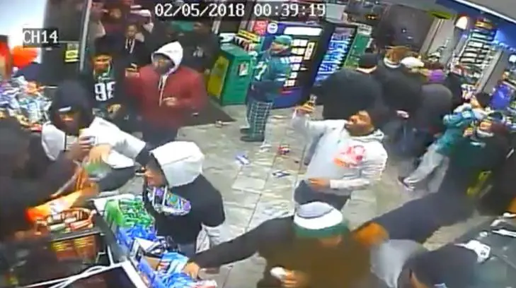 La razzia dopo il Super Bowl: tifosi attaccano un negozio