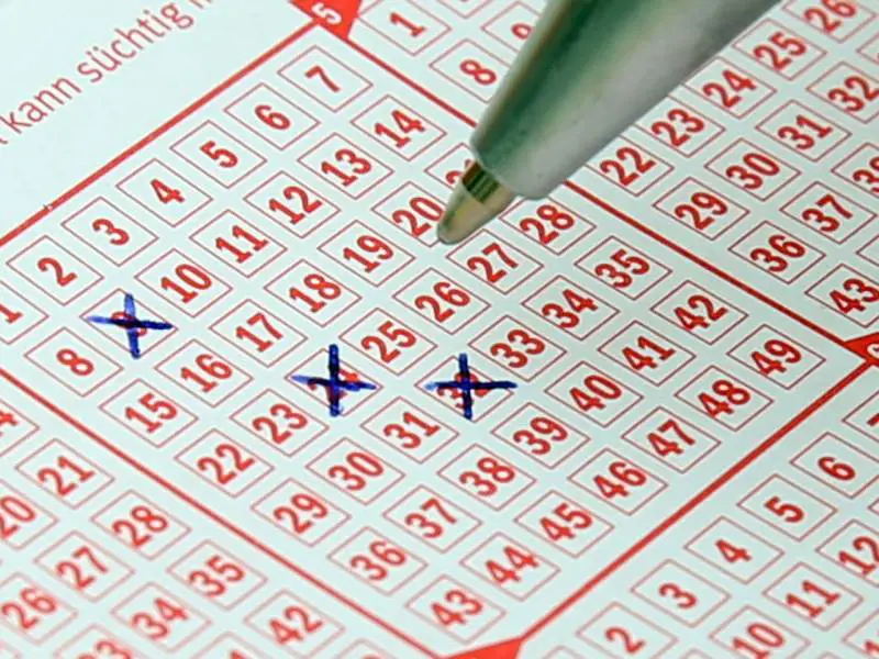 Vince un milione alla lotteria ma dimentica il biglietto, il negoziante glielo rende