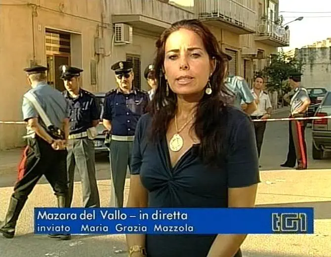 Giornalista aggredita e presa a schiaffi mentre intervista la moglie di un boss