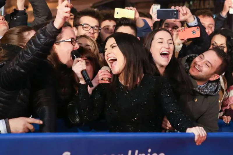 Laura Pausini esce dall'Ariston e canta in strada tra la gente