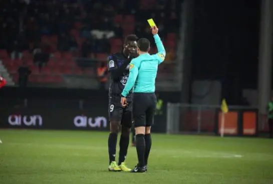 Cori razzisti a Balotelli: la commissione disciplinare gli toglie il giallo