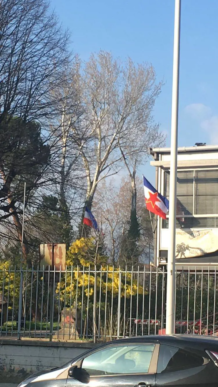 Foibe, sfregio del centro sociale: "Esposta bandiera jugoslava"