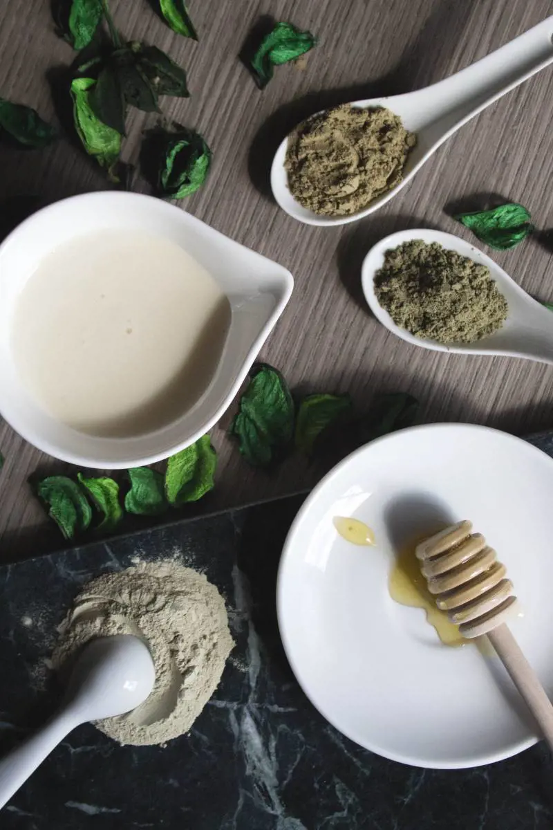 Le ricette «bio» personalizzate per i capelli preparate e impiattate dall’hair stylist