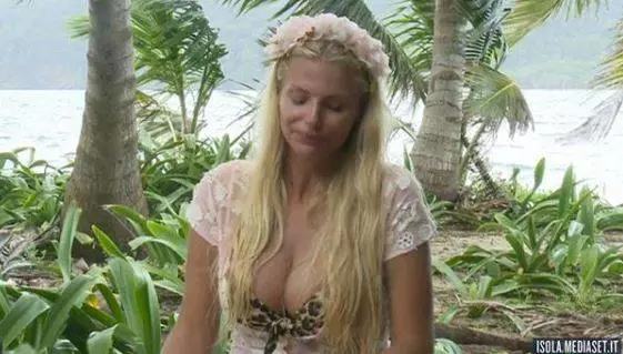 Isola dei Famosi, la Cipriani scoppia in lacrime in diretta: "Sono stata bullizzata"