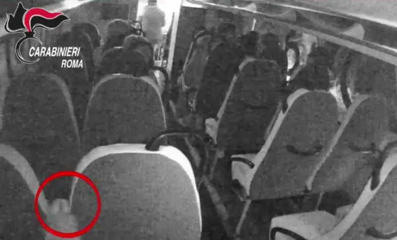Roma, denunciato operatore sanitario: piazzava aghi su sedili dei bus