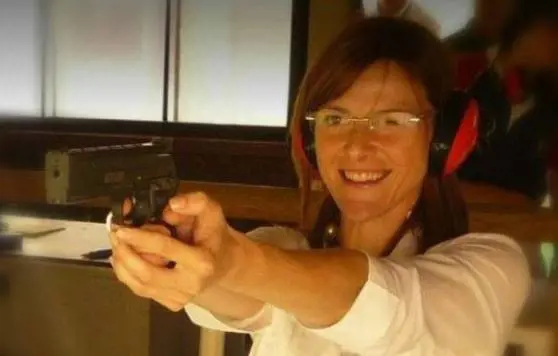 Posta foto con la pistola, sindaca leghista minacciata di morte