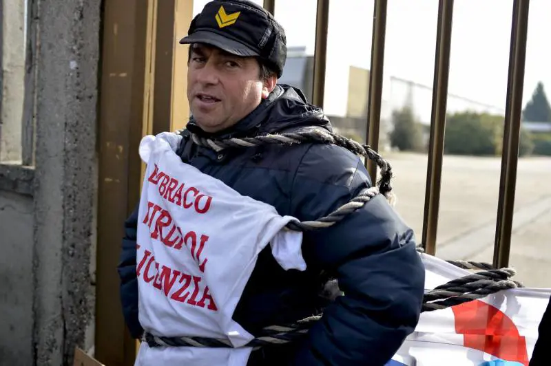 Embraco, operaio incatenato ai cancelli: "Non mollo"