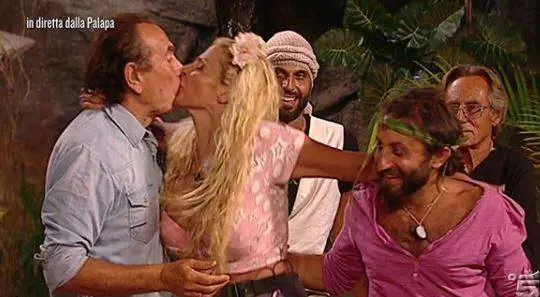 Isola dei Famosi, Giucas Casella sospeso dal gioco. Andrà in una clinica in Honduras
