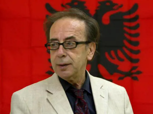 Kadare, la bellezza di provocare nella follia