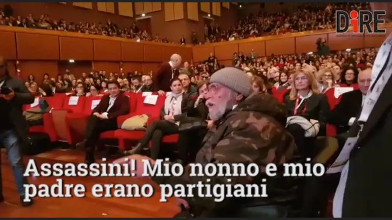 Migranti, Minniti contestato: "Assassino"