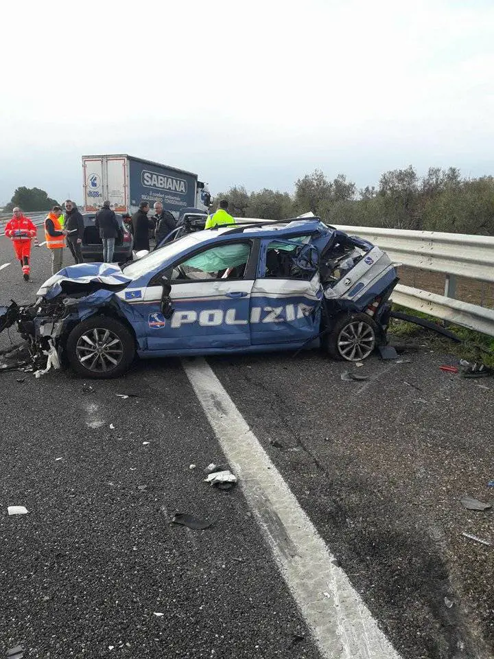 Bari, tir travolge un'auto della polizia stradale: due agenti feriti