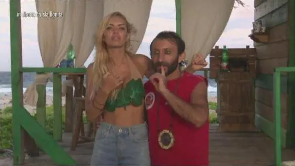 Isola dei Famosi, il fidanzato di Elena Morali: "Non sono tranquillo nel vederla con Simone"