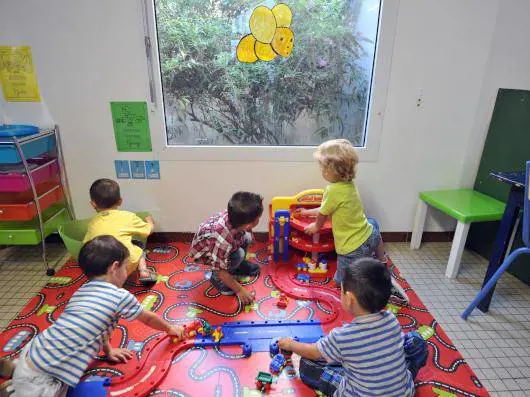 Pomezia, insulti e maltrattamenti ai bambini: arrestate tre maestre