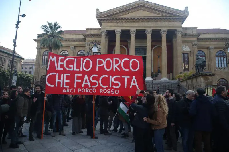 Sfregio al militante FN pestato: i centri sociali coi nastri adesivi usati per legare Ursino